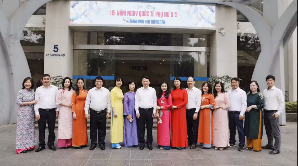 Không khí ấm áp khi ngày 8/3 đến gần. (Ảnh: Vietnam+)