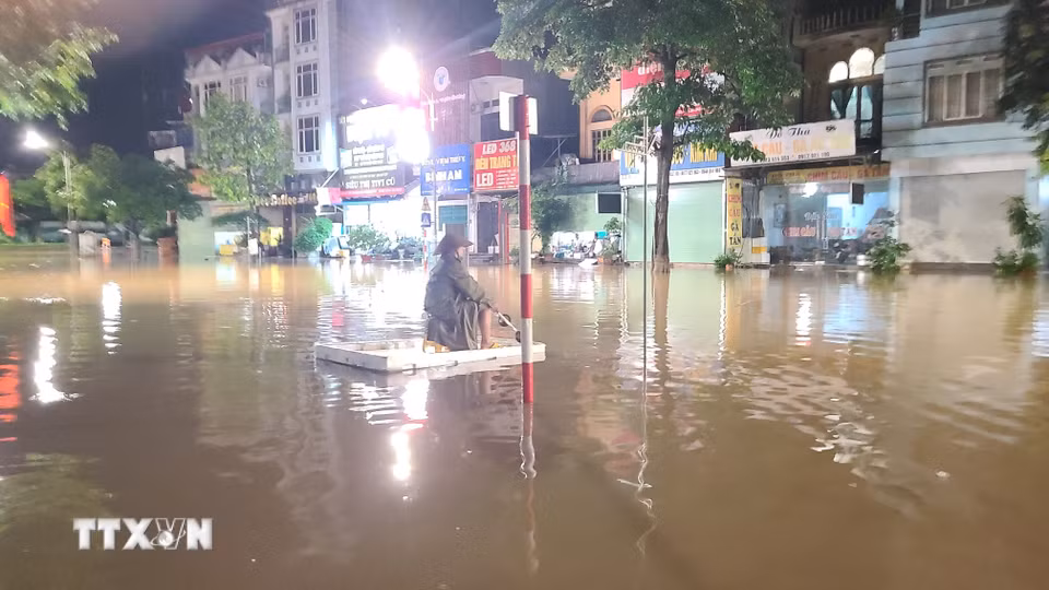 Mưa lớn gây ngập úng diện rộng. (Ảnh: Trần Trang/TTXVN)