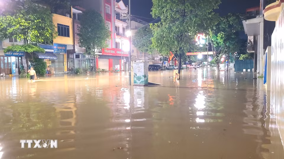 Đường Lương Ngọc Quyến ngập sâu trong nước. (Ảnh: Trần Trang/TTXVN)