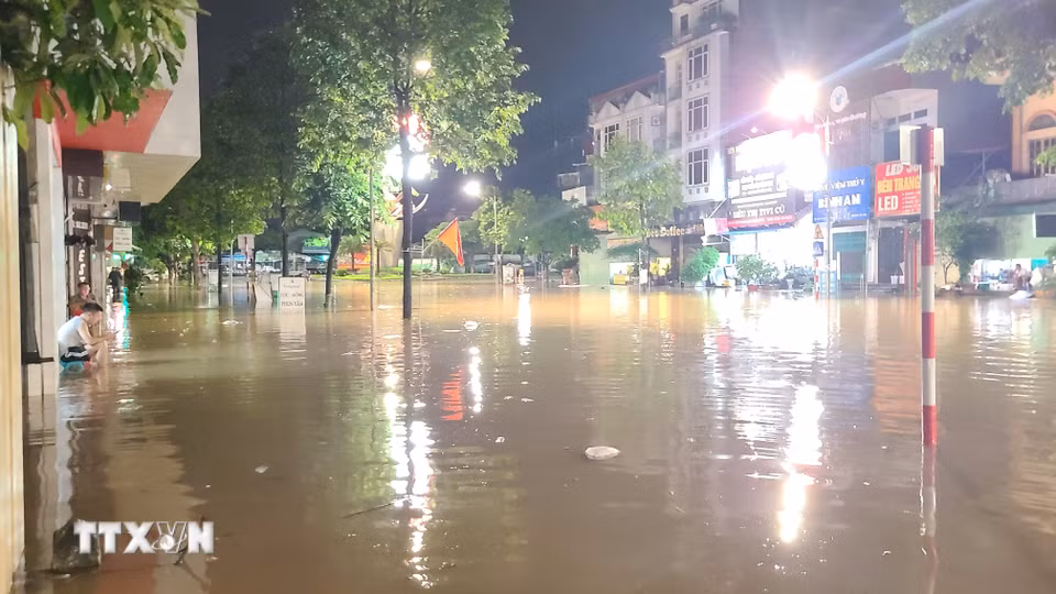 Ngã ba Bắc Nam thuộc phường Phan Đình Phùng ngập úng khiến phương tiện không thể lưu thông. (Ảnh: Trần Trang/TTXVN)