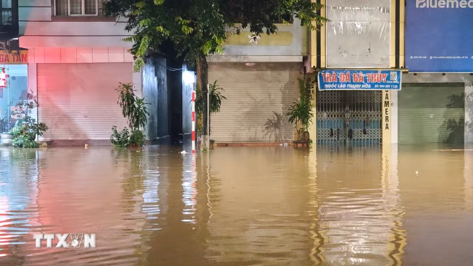 Mưa lớn gây ngập úng diện rộng. (Ảnh: Trần Trang/TTXVN)