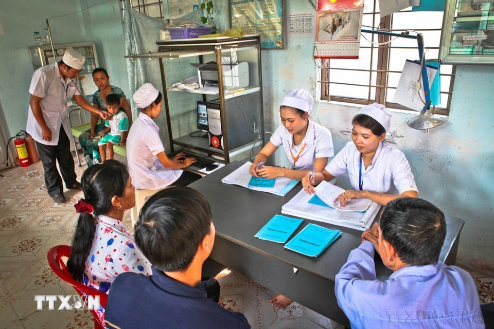 Khám bệnh cho nhân dân tại trạm y tế xã Phú Tân, huyện Châu Thành (Sóc Trăng). (Ảnh: Trọng Đạt/TTXVN)