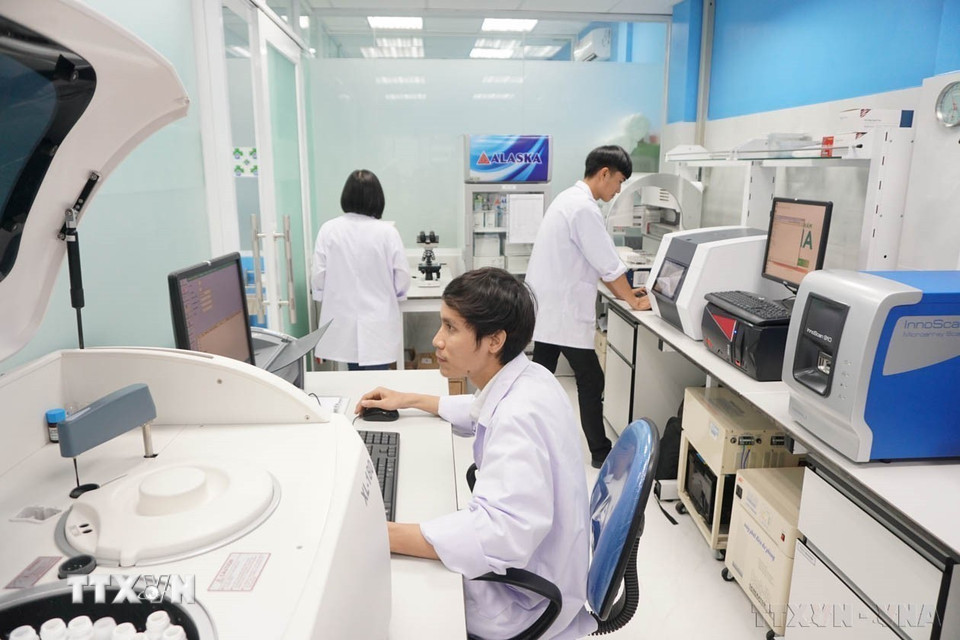 Thiết bị xét nghiệm sinh hóa, huyết học, miễn dịch,.. của trạm y tế phường 11, quận 3 (Thành phố Hồ Chí Minh). Đây là quận tiên phong thực hiện mô hình thí điểm trạm y tế thuộc dự án Xã hội hóa trạm y tế phường-xã của Thành phố Hồ Chí Minh, nhằm phát triển hệ thống chăm sóc sức khỏe cộng đồng cho người dân của quận nói riêng và người dân thành phố nói chung ngày một tốt hơn (2017). (Ảnh: Phương Vy/TTXVN)