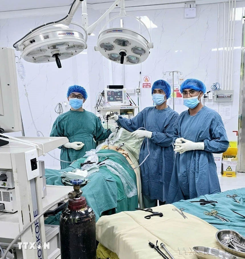 Bác sỹ Khoa Sản của Trung tâm Y tế thành phố Thuận An (Bình Dương) xử lý thành công ba ca phẫu thuật phức tạp trong cùng một buổi chiều. Thành tích này một lần nữa khẳng định chất lượng chuyên môn cao của đội ngũ y tế tại bệnh viện tuyến huyện (9/10/2024). (Ảnh: TTXVN phát)
