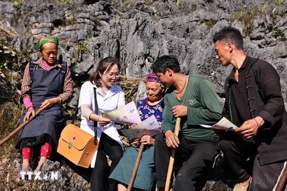 Bác sỹ Mai Thị Hiền (dân tộc Tày, quê ở huyện Bắc Quang), phụ trách trạm Y tế xã Hố Quáng Phìn, huyện Đồng Văn (Hà Giang) không quản ngại mọi khó khăn, trở thành chỗ dựa tin cậy của đồng bào dân tộc địa phương, nơi có tới 95% là người Mông sinh sống. (Ảnh: Minh Đức/TTXVN)