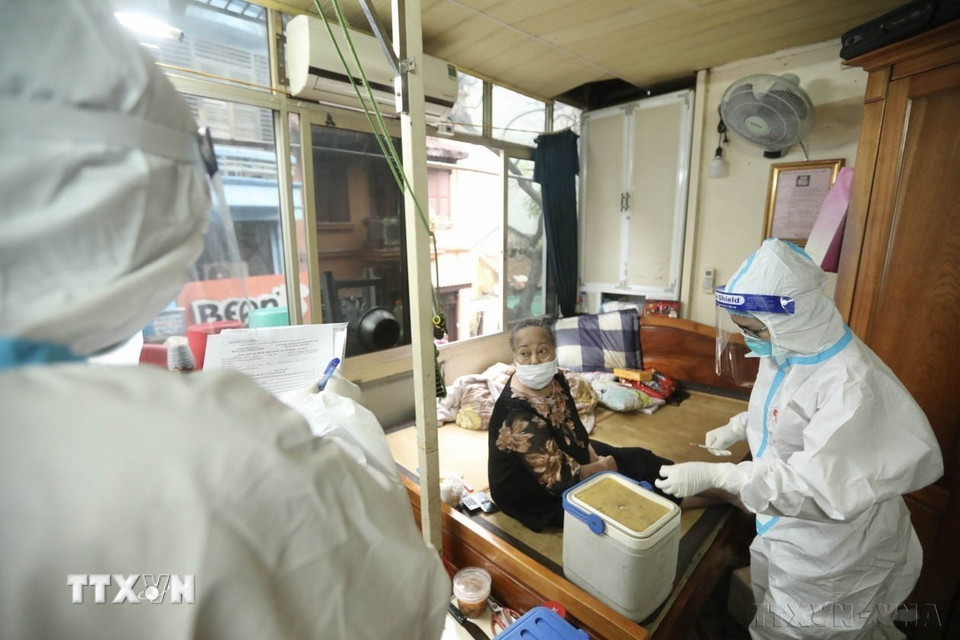 Tổ y tế lưu động phường Cửa Đông, quận Hoàn Kiếm (Hà Nội) đến tiêm vaccine phòng COVID-19 tại nhà cho người có nguy cơ cao, người già yếu, người bại liệt, khuyết tật… (Ảnh: Minh Quyết/TTXVN)