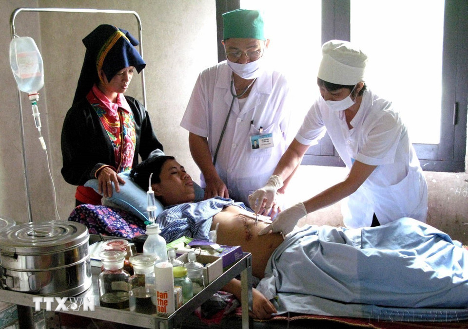 Chăm sóc bệnh nhân sau khi phẫu thuật tại Bệnh viện đa khoa khu vực Tiên Yên (Quảng Ninh). (Ảnh: Minh Đông/TTXVN)