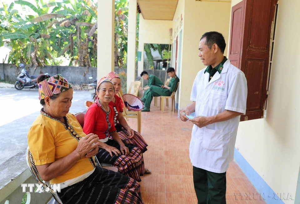 Từ năm 2019 đến nay, Bác sỹ quân y “Tủ thuốc biên cương” đồn biên phòng Phúc Sơn (Nghệ An) khám, chữa bệnh, cấp thuốc miễn phí cho hàng nghìn lượt người dân, kịp thời sơ cứu ban đầu cho các trường hợp bị tai nạn giao thông, tai nạn lao động, đuối nước... qua đó tạo dựng được sự tin yêu của cán bộ và nhân dân địa phương đối với đơn vị. (Ảnh: Xuân Tiến/TTXVN)