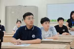 Thí sinh Hà Nội làm thủ tục dự thi lớp 10 năm 2026. (Ảnh: Hoài Nam/Vietnam+)