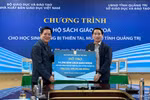 Nhà xuất bản Giáo dục Việt Nam đã trao tặng hơn 14.296 bản sách giáo khoa cho các trường tỉnh Quảng Trị. (Ảnh: PV/Vietnam+)