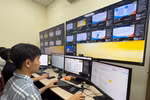 Đội ngũ kỹ thuật hỗ trợ việc tập huấn trực tuyến. (Ảnh: PV/Vietnam+)