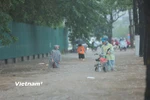 Nhiều tuyến đường của thành phố Hà Nội "chìm" trong biển nước do cường độ mưa lớn. (Ảnh: Hoài Nam/Vietnam+)