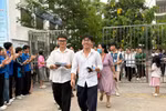 Những thí sinh đầu tiên rời điểm thi Trường Trung học cơ sở Linh Đàm, Hoàng Liệt sau buổi thi môn Toán. (Ảnh: Phạm Mai/Vietnam+)