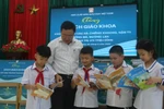 Nhà xuất bản Giáo dục Việt Nam tặng sách giáo khoa cho học sinh vùng lũ. (Ảnh: PV/Vietnam+)