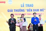Nguyễn Mỹ Linh nhận Giải thưởng Bền Đam Mê. (Ảnh: PV/Vietnam+).