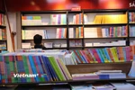 Việc mua sách tại các cửa hàng chính thức sẽ giúp phụ huynh không mua phải sách lậu. (Ảnh: PV/Vietnam+)
