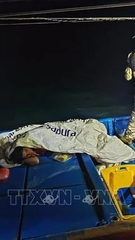 Một nạn nhân được cứu sống (trái) sau vụ chìm thuyền chở người di cư ở khu vực gần biên giới trên biển giữa Malaysia-Thái Lan ngày 9/11/2025. (Ảnh: THX/TTXVN)