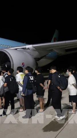 Các công dân Hàn Quốc liên quan hoạt động lừa đảo sử dụng công nghệ được bàn giao tại sân bay quốc tế ở thủ đô Phnom Penh, Vương quốc Campuchia, tối 17/10/2025. (Ảnh: AKP/TTXVN phát)