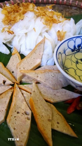 Bánh cuốn Hà Nội được chia thành 2 loại là có nhân và không có nhân. Điển hình là bánh cuốn Thanh Trì là loại không nhân, tráng mỏng, được ăn kèm với chả quế. (Ảnh: Phạm Hậu/TTXVN)