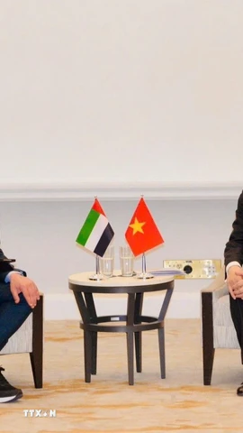 Bộ trưởng Ngoại giao Lê Hoài Trung gặp Phó Thủ tướng, Bộ trưởng Ngoại giao Các tiểu vương quốc Ảrập thống nhất (UAE), Hoàng thân Abdullah bin Zayed Al-Nahyan. (Ảnh: TTXVN phát)