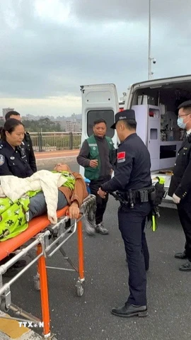 Xe cứu thương đưa anh BI MINGXIAN (sinh năm 1969), bị u não, xuất cảnh sang Trung Quốc để cứu chữa. (Ảnh: TTXVN phát)