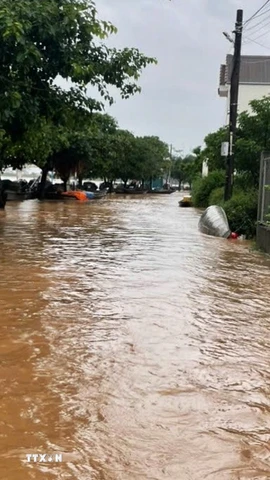 Nhiều khu dân cư ven sông Thạch Hãn ở xã Triệu Bình bị ngập sâu. (Ảnh: Tường Vi/TTXVN)