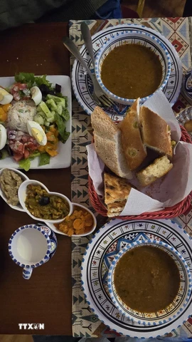 Sau chà là, sữa, người Hồi giáo Algeria sẽ dùng thêm súp, rau trộn và bánh truyền thống trước khi món chính được đưa ra. (Ảnh: Nguyễn An/TTXVN)