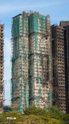 Khu chung cư Wang Fuk Court tại Hong Kong (Trung Quốc) sau vụ hỏa hoạn, ngày 28/11/2025. (Ảnh: THX/TTXVN)