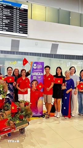 Tổng Lãnh sự Việt Nam tại Perth Nguyễn Thanh Hà (thứ tư từ trái sang) cùng đại diện cộng đồng người Việt đón đội tuyển bóng đá nữ Việt Nam tại sân bay Perth sáng 28/2/2026. (Ảnh: Thanh Tú/TTXVN)