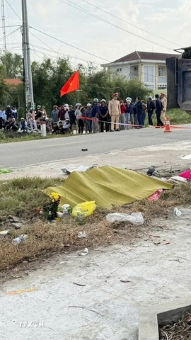 Lực lượng chức năng phong tỏa hiện trường để điều tra nguyên nhân vụ việc. (Ảnh: TTXVN phát)