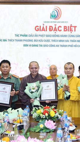 Ban tổ chức trao giải Đặc biệt cho các tác giả với tác phẩm Dấu ấn Phật giáo đồng hành cùng dân tộc. (Ảnh: Minh Đức/TTXVN)