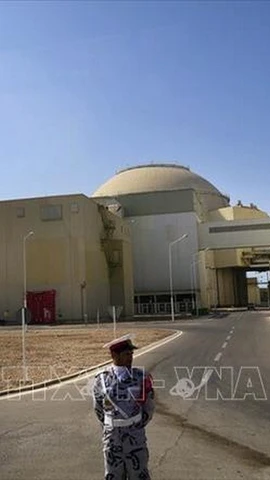 Binh sỹ Iran gác bên ngoài nhà máy điện hạt nhân Bushehr ở Iran. (Ảnh: IRNA/TTXVN)