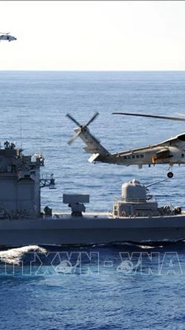 Trực thăng của lực lượng phòng vệ biển Nhật Bản và tàu khu trục Shirane tham gia cuộc tập trận "Keen Sword" Nhật Bản-Mỹ trên Thái Bình Dương. (Ảnh tư liệu: AFP/TTXVN)