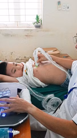 Các bác sỹ của Bệnh viện Tim Hà Nội thăm khám, siêu âm sàng lọc bệnh tim miễn phí cho nhiều trẻ em trên đia bàn tỉnh Điện Biên. (Ảnh: Phan Quân/TTXVN)
