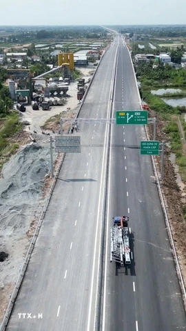 Cao tốc Cần Thơ-Cà Mau nhìn từ trên cao. (Ảnh: Tuấn Phi/TTXVN)