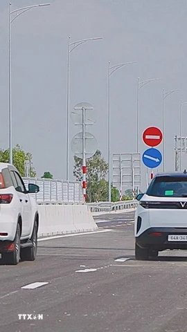 Các phương tiện lưu thông trên cao tốc Cần Thơ-Cà Mau ngày 19/1/2026. (Ảnh: Tuấn Phi/TTXVN)