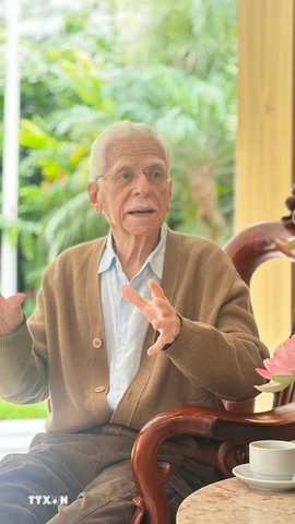 Bác sỹ Romulo Velero trao đổi với phóng viên TTXVN. (Ảnh: TTXVN phát)