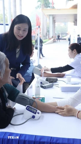Hoạt động khám và tư vấn các bệnh thông thường, các bệnh về tim mạch, hô hấp, xương khớp, siêu âm cho người nghèo, cận nghèo, gia đình chính sách. (Ảnh: Anh Tuấn/TTXVN)