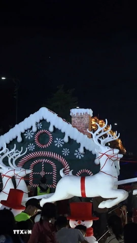 Tiểu cảnh Giáng sinh được trang trí tại khuôn viên cầu Rồng (Đà Nẵng). (Ảnh: Trần Lê Lâm/TTXVN)