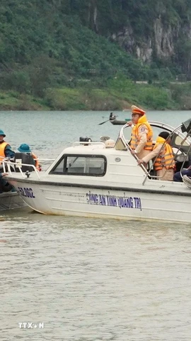 Lực lượng chức năng và người dân địa phương tích cực tìm kiếm nạn nhân mất tích. (Ảnh: TTXVN phát)