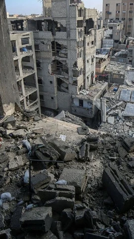 Cảnh đổ nát sau vụ không kích của Israel xuống khu vực phía Tây thành phố Gaza, ngày 4/7/2025. (Ảnh: THX/TTXVN)