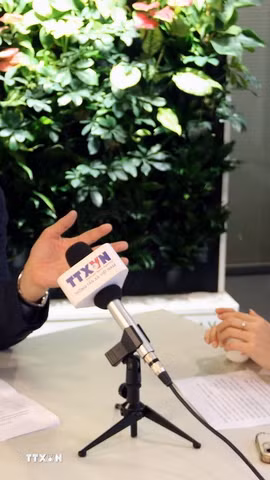 Ông Kwon Sung Taek, Chủ tịch điều hành Hiệp hội giao lưu văn hóa, kinh tế Hàn-Việt (KOVECA) trả lời phỏng vấn của Phóng viên TTXVN tại Hàn Quốc. (Ảnh: Trường Giang/TTXVN)