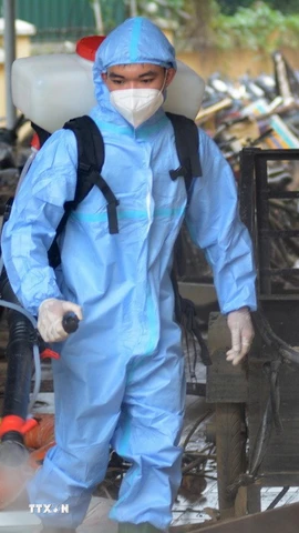 Nhân viên y tế xịt khử khuẩn tại Công an phường Hương An, thành phố Huế. (Ảnh: Văn Dũng/TTXVN)