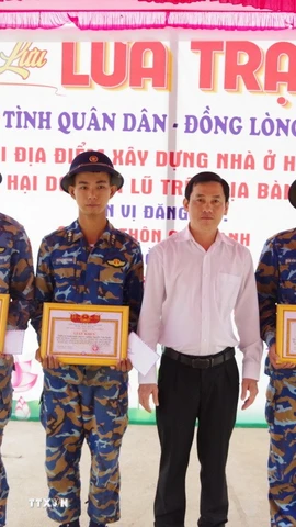 Chính quyền địa phương xã Suối Hiệp tặng giấy khen cho lực lượng quân đội có thành tích xuất sắc trong việc dựng lại nhà ở cho người dân vùng lũ, theo chiến dịch Quang Trung. (Ảnh: Phan Sáu/TTXVN)