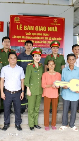 Đến nay, toàn bộ 6 căn nhà Quang Trung trên địa bàn phường Hàm Thắng đã được xây dựng hoàn thành và bàn giao cho người dân sử dụng (sớm hơn 10 ngày so với kế hoạch đề ra). (Ảnh: Hồng Hiếu/TTXVN)