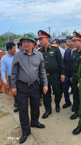 Phó Thủ tướng Hồ Quốc Dũng đề nghị đơn vị thi công đẩy mạnh hoàn thành khu tái định cư cho người dân bị thiệt hại. (Ảnh: Sỹ Thắng/TTXVN)