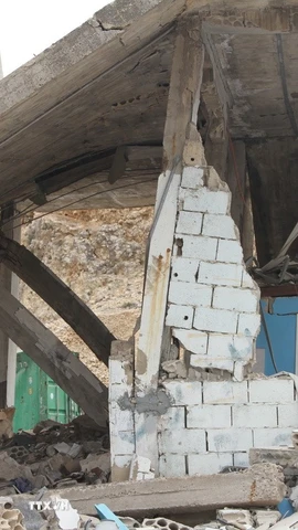 Ngôi nhà bị phá hủy sau cuộc không kích của Israel xuống thị trấn Aitaroun, miền Nam Liban ngày 13/11/2025. (Ảnh: THX/TTXVN)