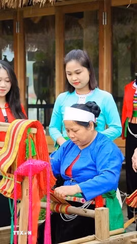 Các bạn trẻ tìm hiểu nghề dệt vải truyền thống của đồng bào Mường tại Khu dự án bất động sản" Mường Center" phường Kỳ Sơn, tỉnh Phú Thọ. (Ảnh: Vũ Hà/TTXVN)