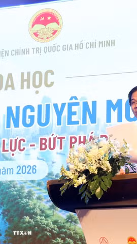 Phó Giáo sư, Tiến sỹ Đoàn Minh Huấn, Ủy viên Bộ Chính trị, Giám đốc Học viện Chính trị quốc gia Hồ Chí Minh phát biểu đề dẫn hội thảo. (Ảnh: Hoài Thu/TTXVN).