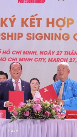 Ông Võ Khắc Thái, Phó Chủ tịch Thường trực Liên đoàn Lao động Thành phố Hồ Chí Minh và ông Nguyễn Việt Cường, Chủ tịch Hội đồng Quản trị Công ty Cổ phần Tập đoàn Phú Cường thực hiện nghi thức ký kết thỏathuận hợp tác. (Ảnh: Thanh Vũ/TTXVN)